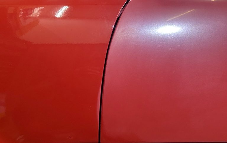 Vorher-Nachher Vergleich Oldtimer Lackaufbereitung Oldtimer Lackrestauration Vorher Nachher: Von matter Oxidation zu tiefrotem Glanz nach Auto Politur.