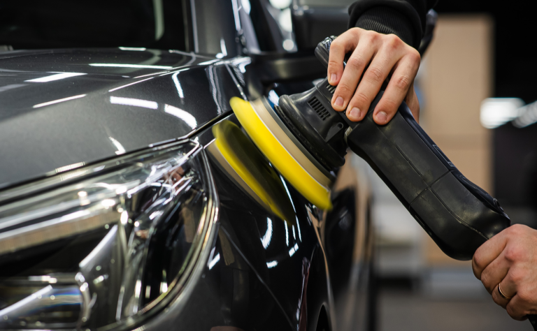 Detailaufnahme einer professionellen Hochglanzpolitur auf grauem Lack zur effektiven Kratzerentfernung und Veredelung im Detailing Studio