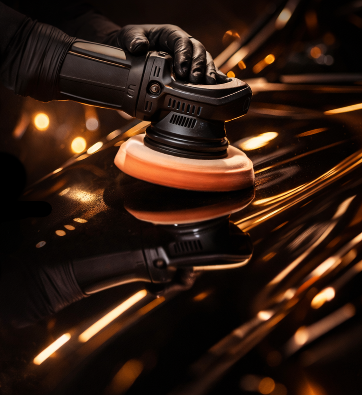 Professionelle Lackpolitur & Kratzerkorrektur Detailaufnahme einer professionellen Hochglanzpolitur auf tiefschwarzem Autolack zur perfekten Kratzerkorrektur.