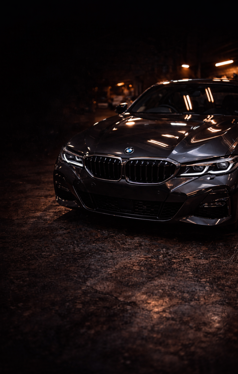 Perfektes Ergebnis: Spiegelglanz & Lacktiefe Beeindruckendes Ergebnis nach der Auto Politur: Dunkler BMW mit extremem Spiegelglanz und maximaler Lacktiefe.