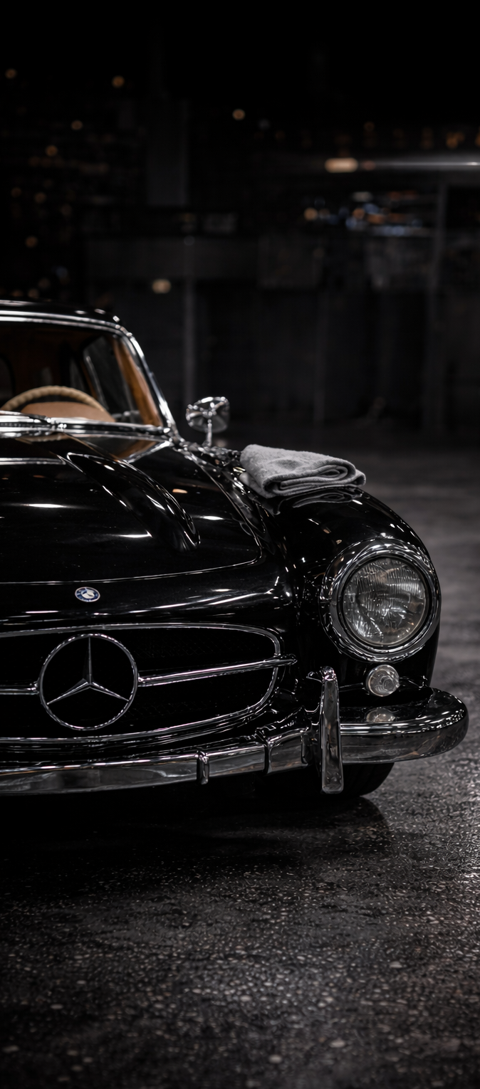 Schwarzer Mercedes-Benz Klassiker mit strahlendem Chrom nach professioneller Oldtimer Aufbereitung.