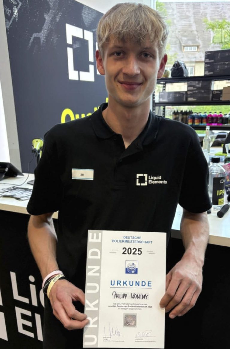 Philipp Kontny präsentiert stolz seine Urkunde der Deutschen Poliermeisterschaft 2025.